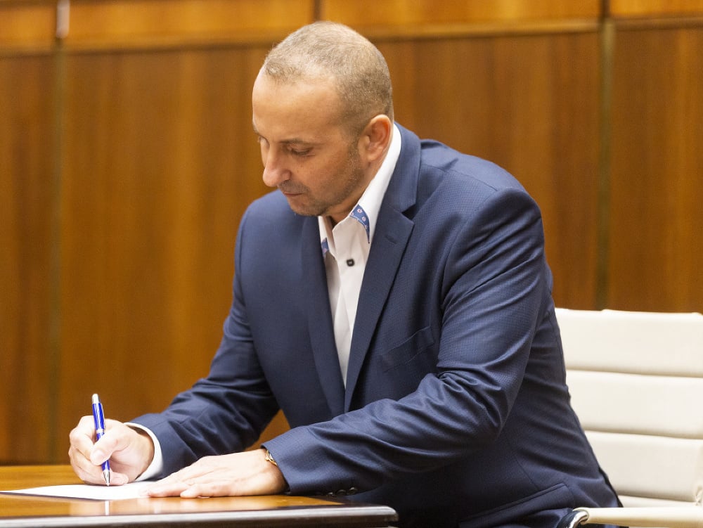 Milan Špánik v parlamente nahradil Milana Mazureka