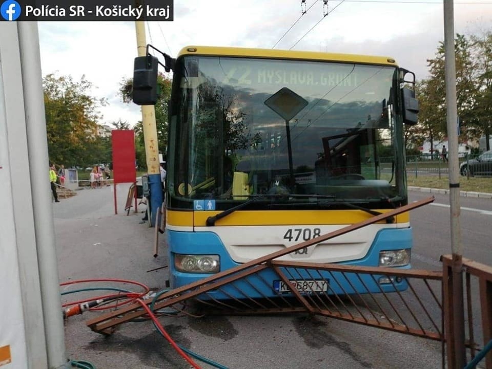 Autobus pritlačil o zábradlie 42-ročnú ženu, ktorá leží s vážnymi zraneniami v jednej z košických nemocníc