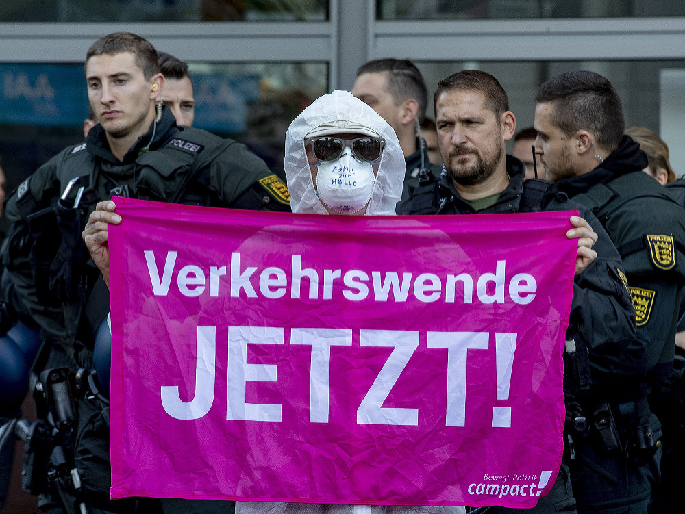 Demonštranti blokovali vstup na automobilový veľtrh vo Frankfurte.