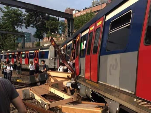 Vlak sa vykoľajil počas rannej špičky