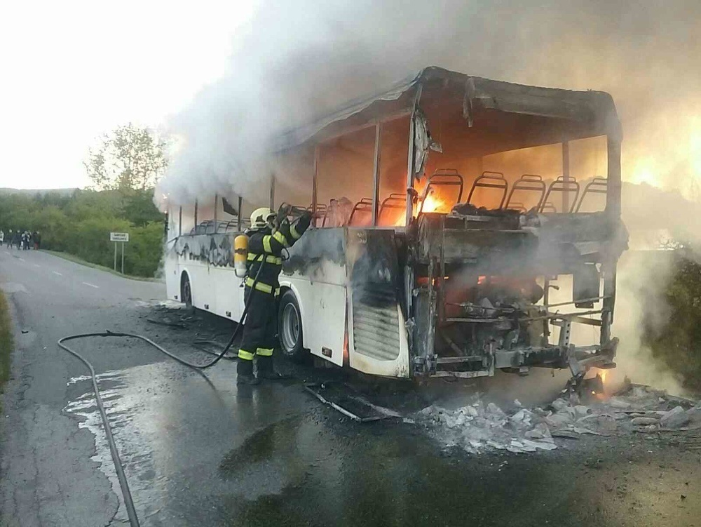 Hasiči zasahovali pri požiari autobusu v obci Jakubovany
