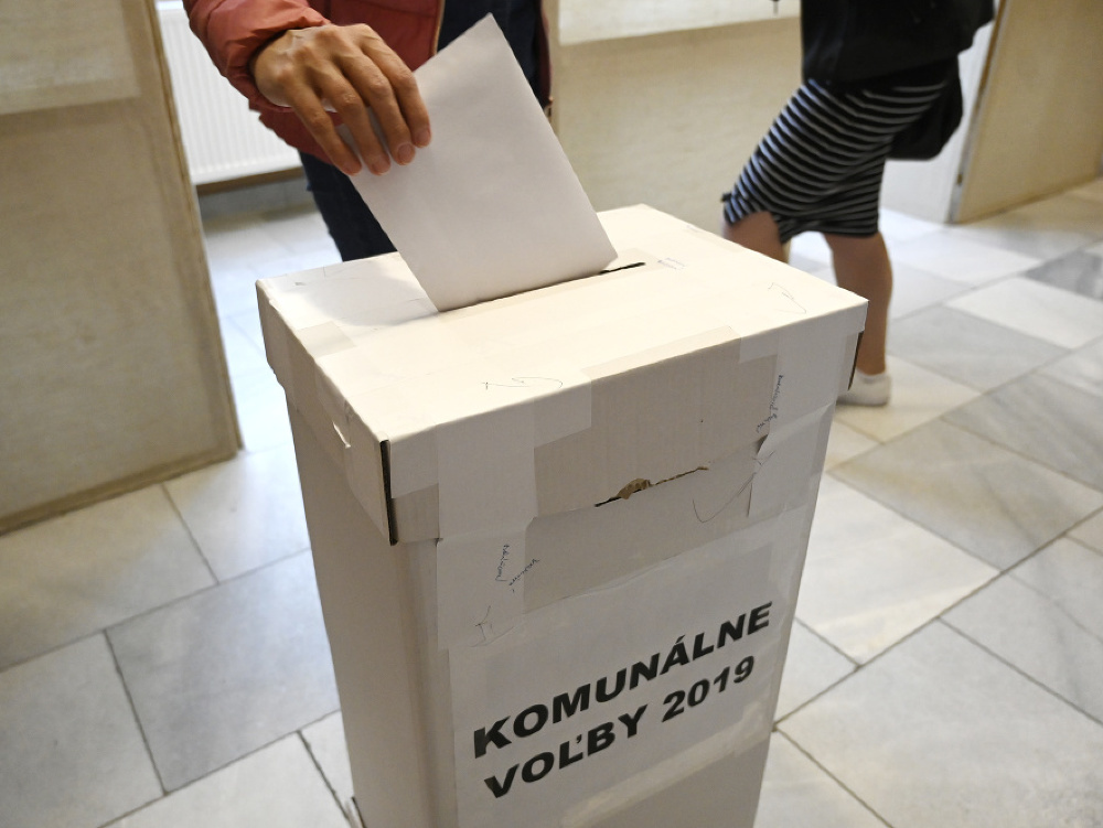 Volič vhadzuje hlasovací lístok do volebnej schránky počas doplňujúcich volieb primátora v Nemšovej