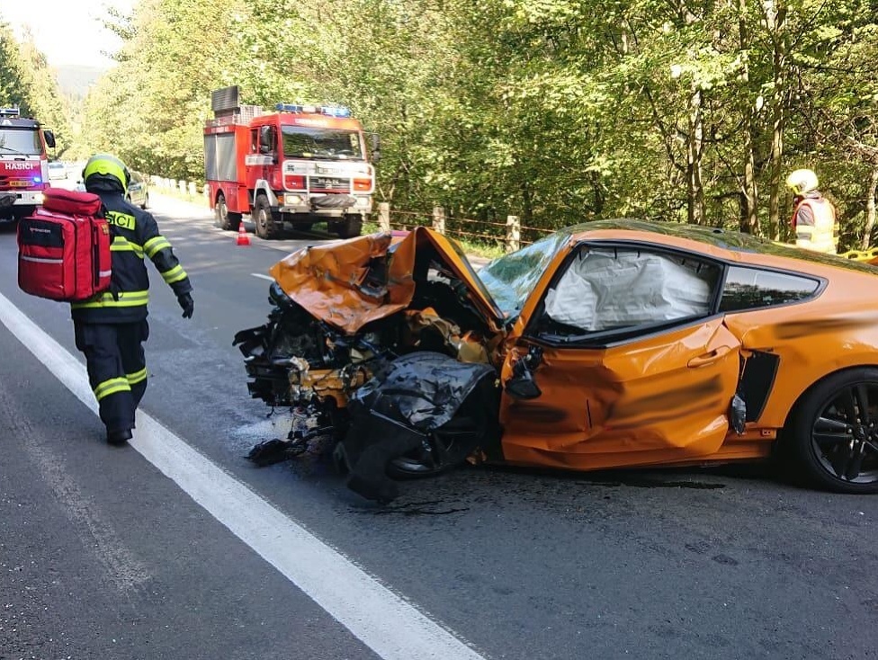 Pri zrážke dvoch áut pri Špindlerovom Mlyne zomrel jeden z vodičov