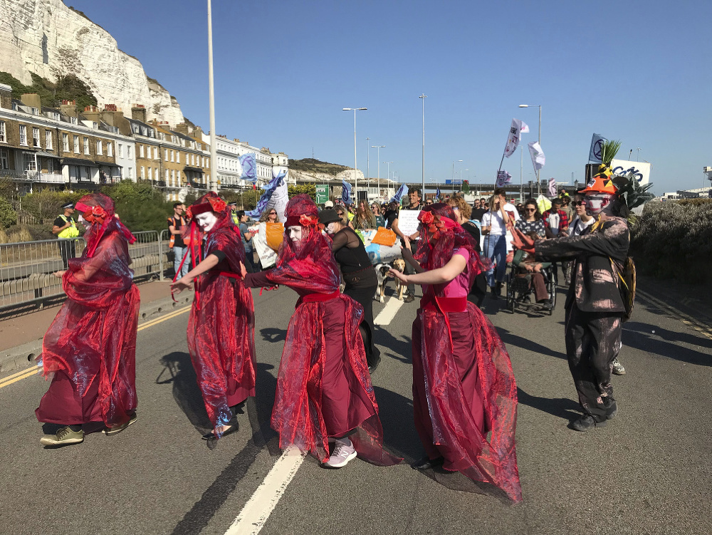 Environmentálni aktivisti narušili dopravu v okolí prístavu Dover
