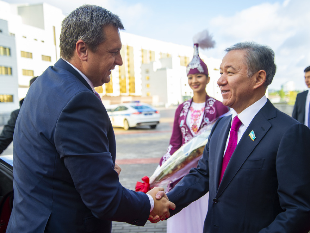 Na snímke vľavo predseda NR SR Andrej Danko a vpravo predseda Mažilisu - dolnej komory kazašského parlamentu Nurlan Nigmatulin