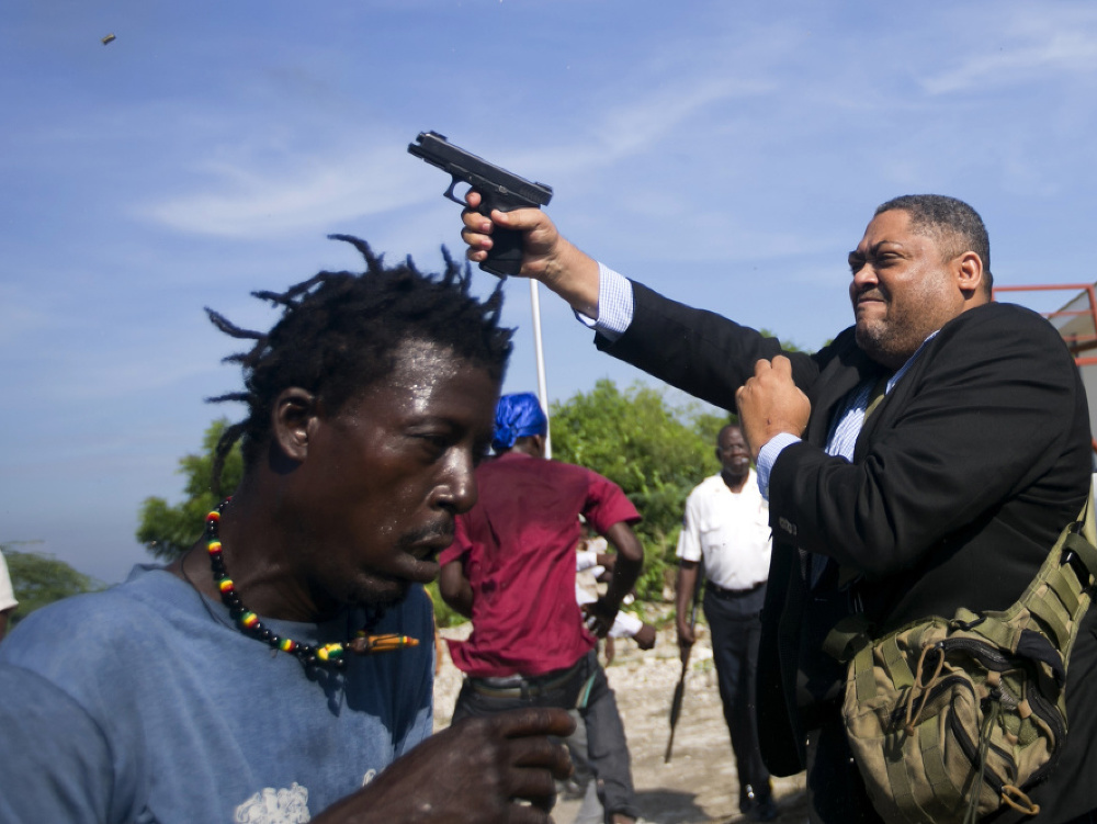 Haitský senátor Ralph Fethiere vytiahol na demonštrantov zbraň a strieľal