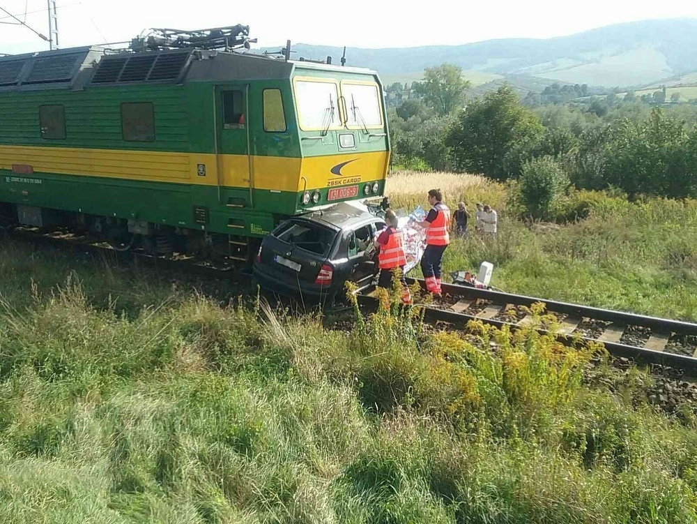 Zrážku nákladného vlaku s vozidlom neprežili tri osoby.