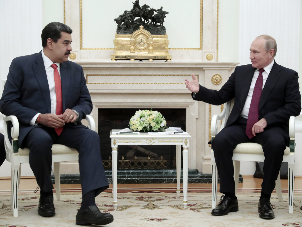 Ruský prezident Vladimir Putin (vpravo) a venezuelský prezident Nicolás Maduro .