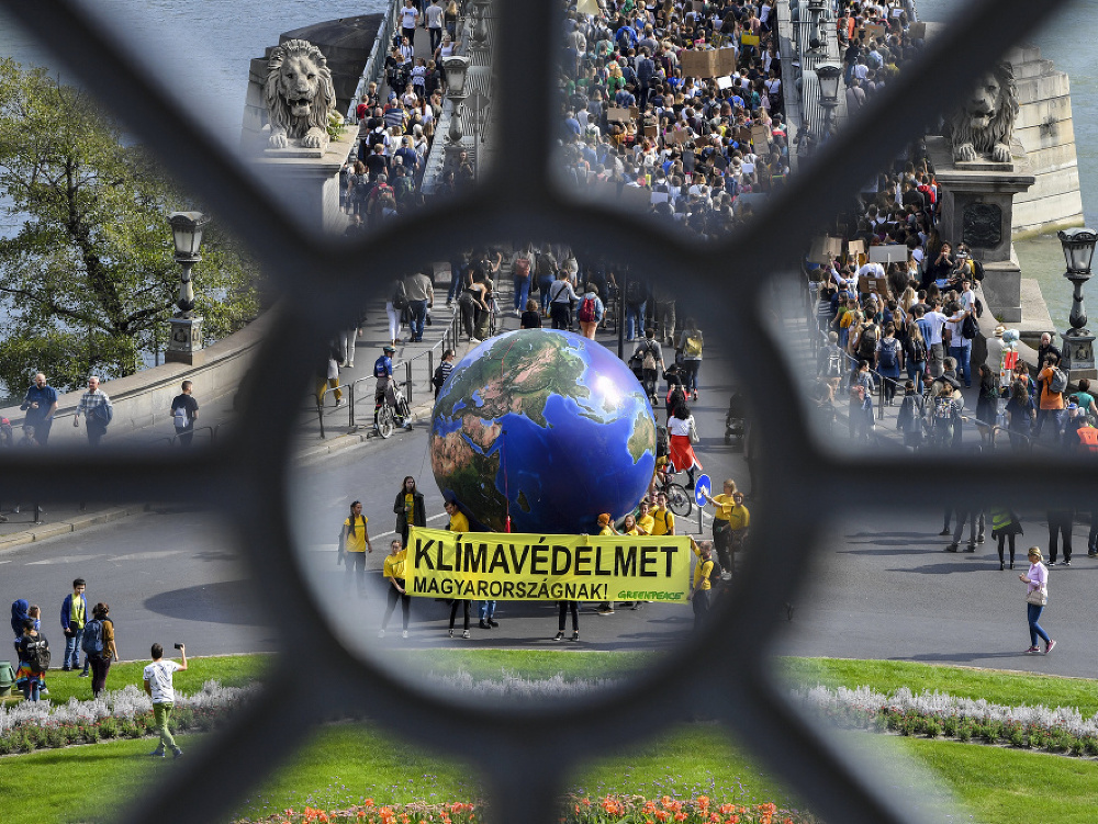 V Budapešti sa tisíce ľudí pripojili ku globálnemu klimatickému štrajku.