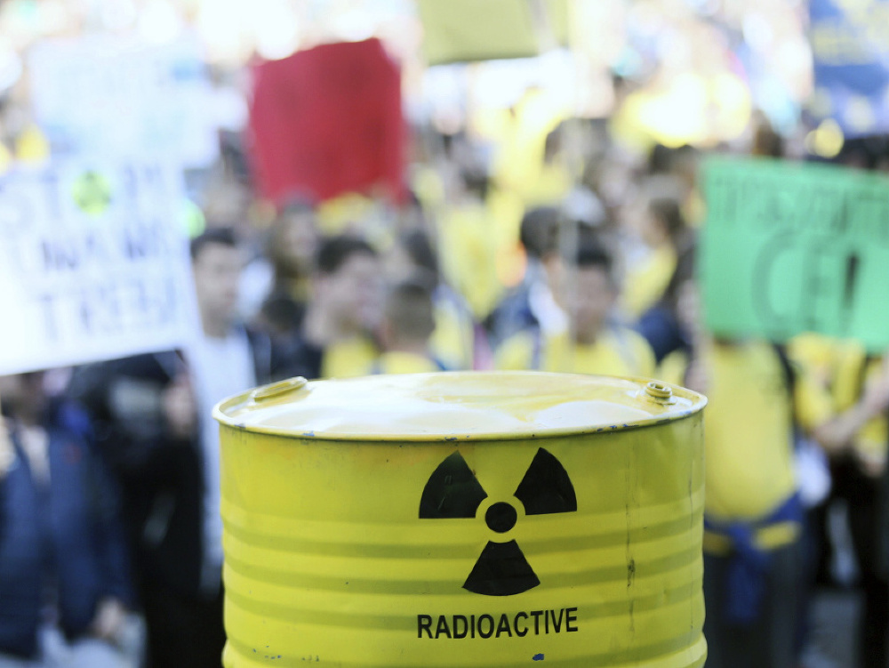 Bosniaci protestovali proti plánovanej skládke jadrového odpadu v Chorvátsku.