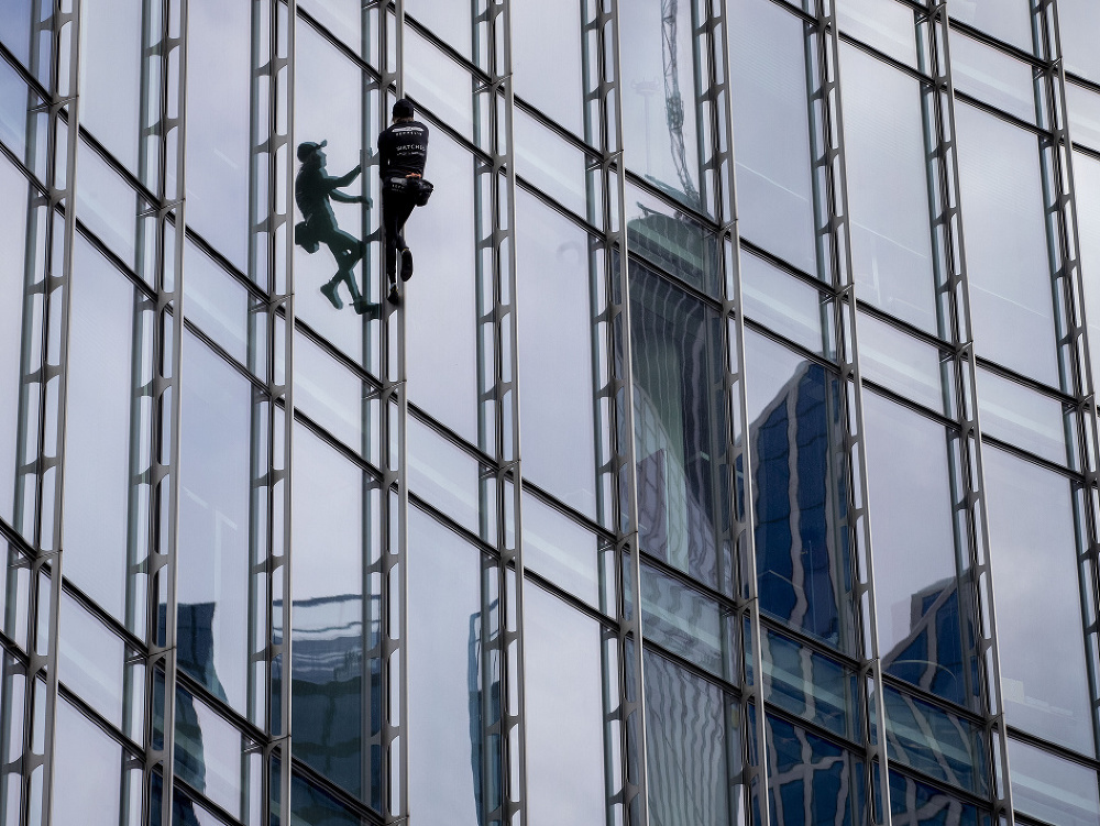 Francúzsky pavúčí muž vyliezol na budovu vo Frankfurte