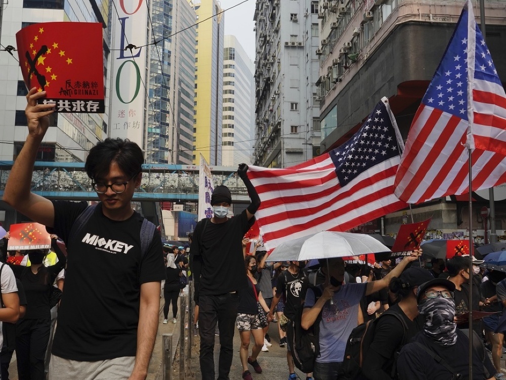 Nepokoje v Hongkongu neutíchajú, ľudia prichádzajú neustále do ulíc. 
