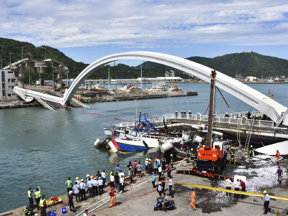 Most dlhý 140 metrov sa zrútil v malej rybárskej obci Nan-fan-kao