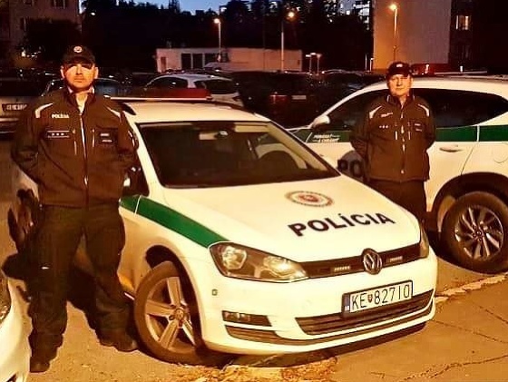 Policajná hliadka OO PZ Košice Nad jazerom v zložení Peter Širak a Juraj Mako bola vyslaná do mestskej časti Košice Krásna oznámenie preveriť.