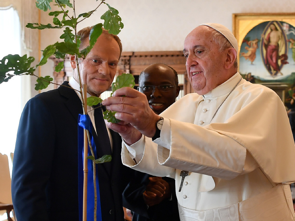 Pápež František a predseda Európskej rady Donald Tusk si vymieňajú dary počas audiencie vo Vatikáne
