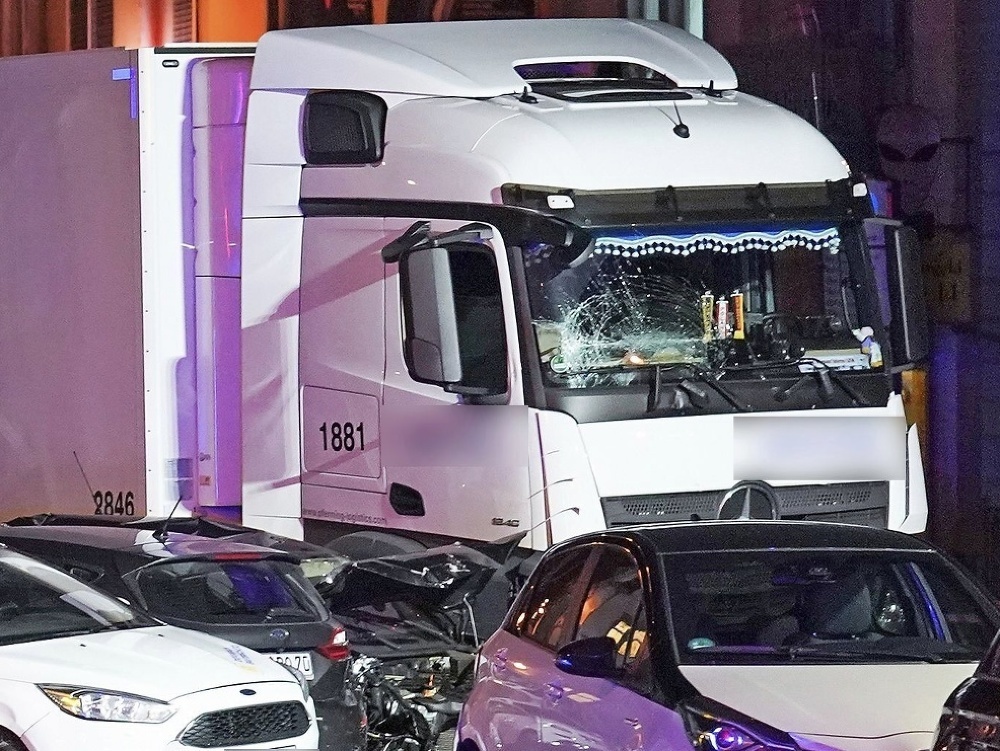 Nákladné auto v Nemecku vrazilo do áut