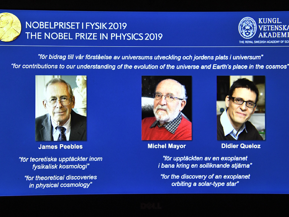 Nobelovu cenu za fyziku za rok 2018 získali v utorok 8. októbra 2019 James Peebles (vľavo) z Princetonskej univerzity (USA) za svoj výskum fyzikálnej kozmológie, ako aj Michael Mayor (uprostred) a Didier Queloz zo Ženevskej univerzity (Švajčiarsko) za obj