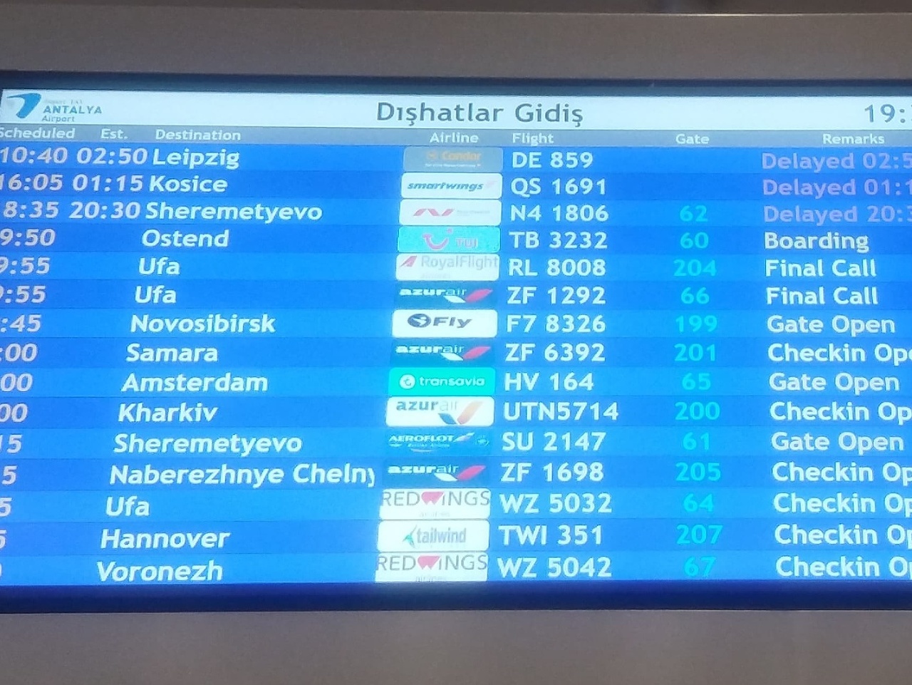 Čakanie na letisku v Antalyi.