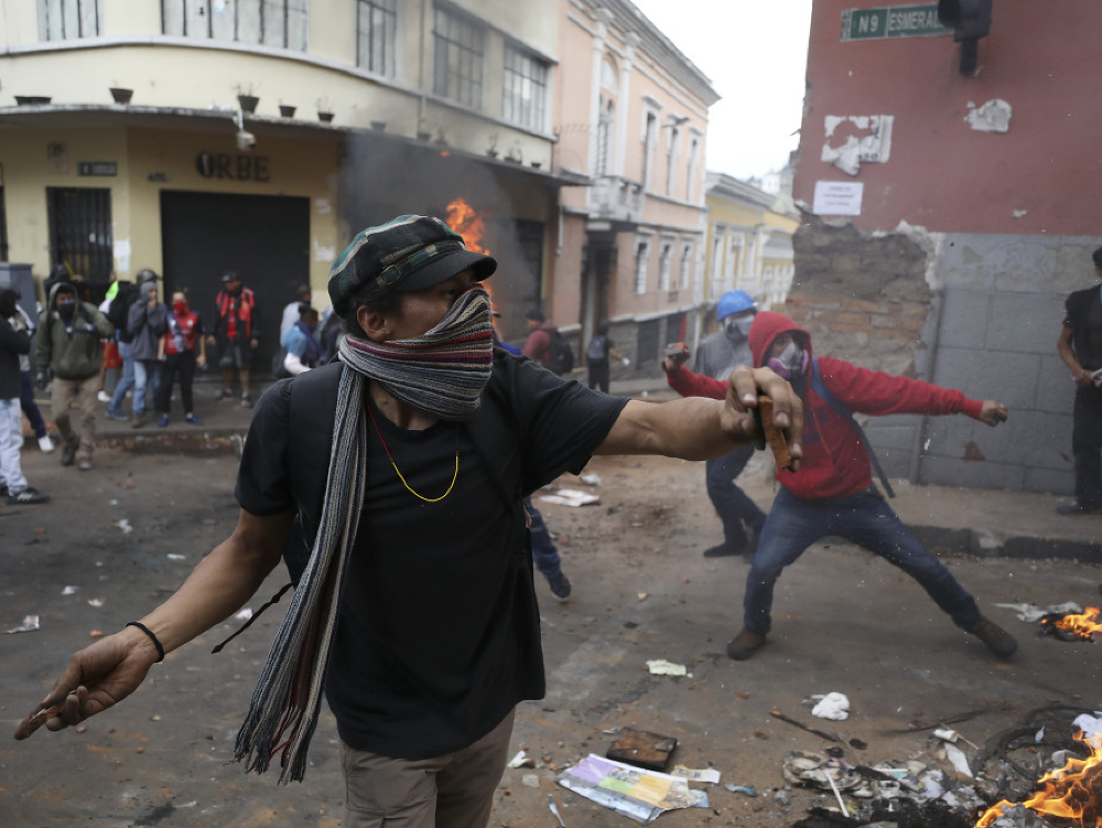 Demonštranti v Ekvádore sa búria, protivládne protesty vrcholia. 