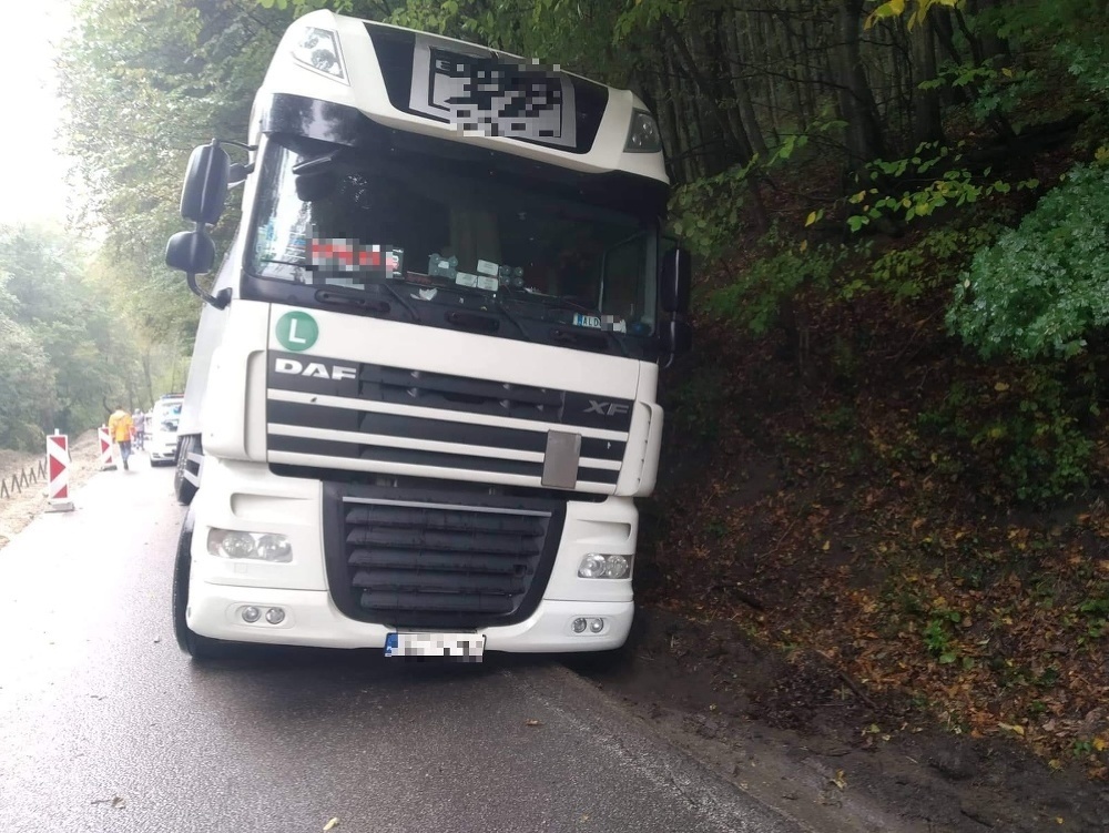 Poľský kamionista ignoroval značky a zablokoval cestu na niekoľko hodín