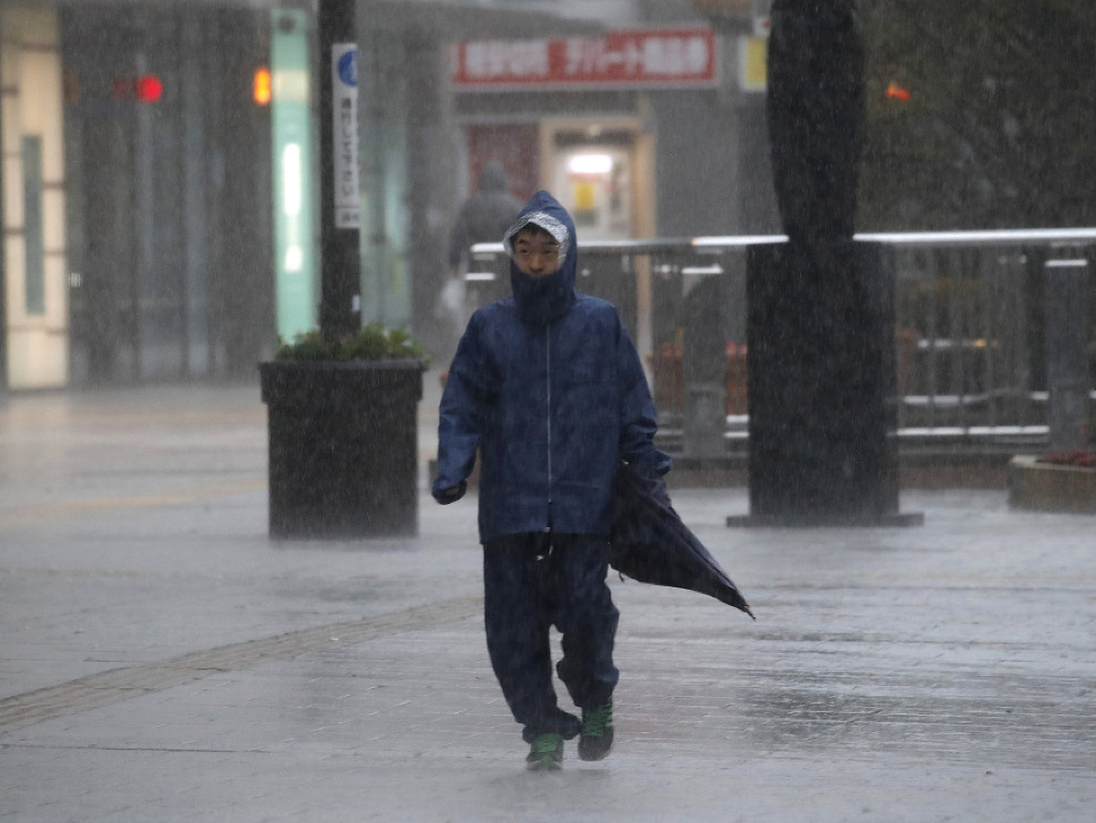 Tokio a okolité oblasti bičuje silný dážď a vietor, ktoré sprevádzajú tajfún Hagibis.