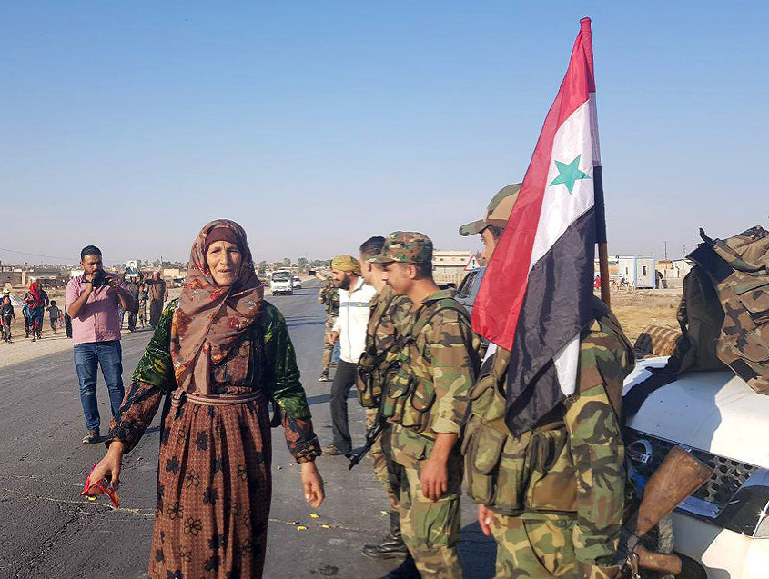 Miestni obyvatelia vítali sýrskych vládnych vojakov v meste Tal Tamr.
