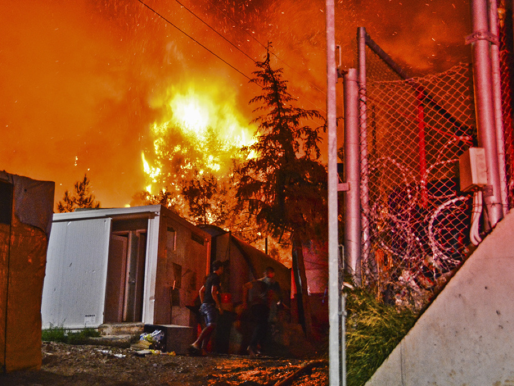 Požiar si vynútil evakuáciu preplneného utečeneckého tábora na Samose
