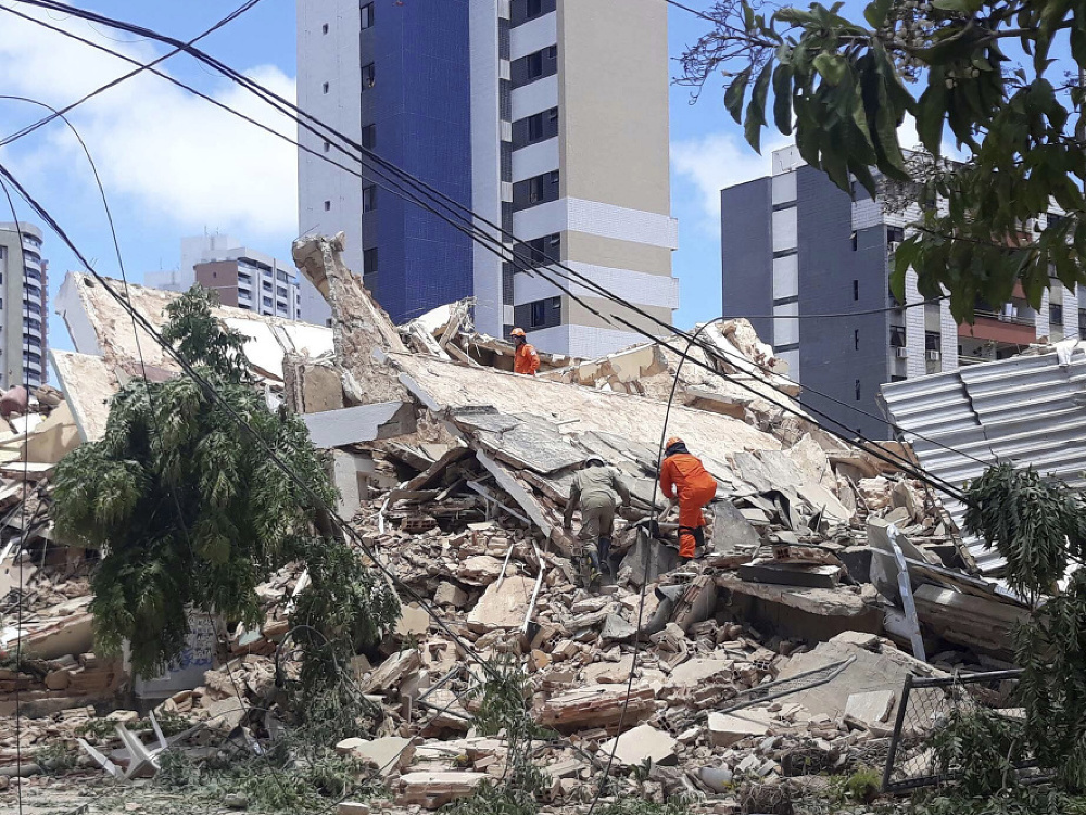 Hasiči pátrajú po preživších v sedemposchodovej budove po kolapse v brazílskom meste Fortaleza