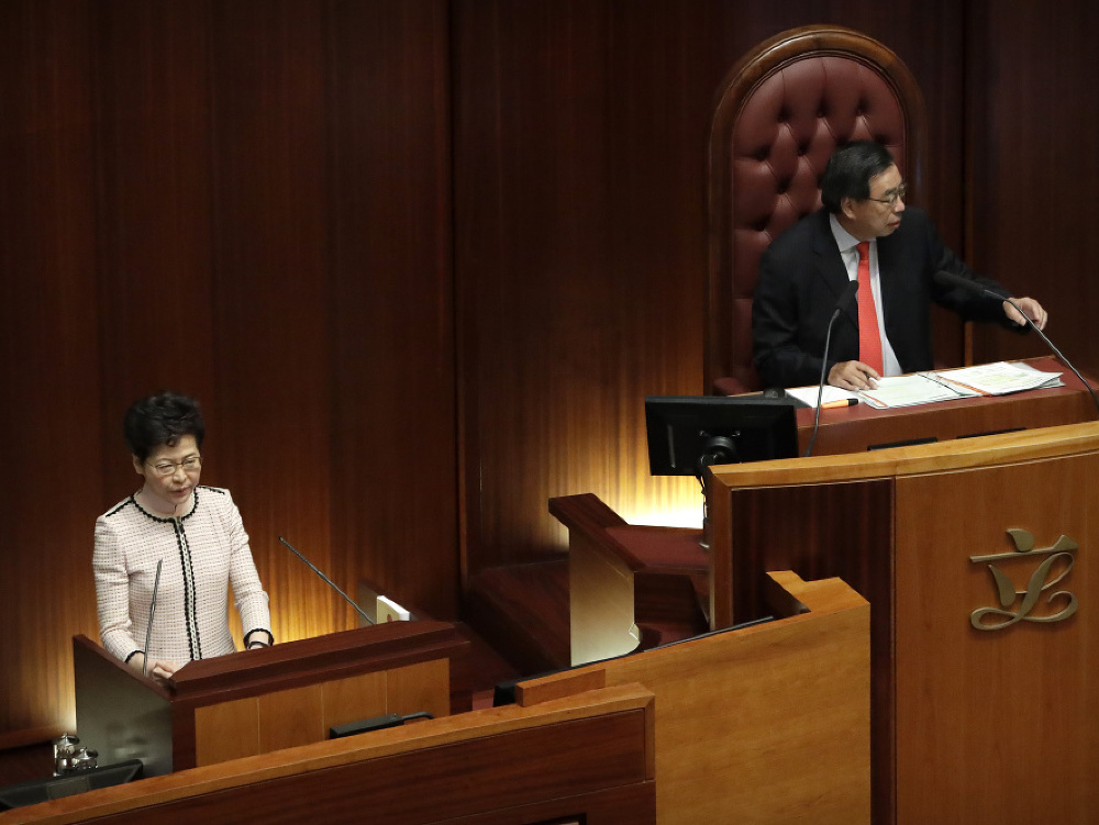 Správkyňa Hongkongu Carrie Lamová musela v stredu predčasne ukončiť svoj výročný prejav o stave krajiny