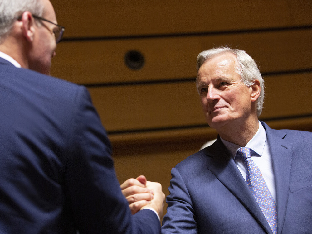 Hlavný vyjednávač EÚ Michel Barnier (vpravo) a minister zahraničných vecí Írska Simon Coveney