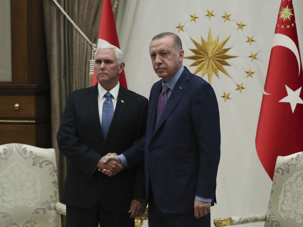 Turecko na základe dohody preruší svoju vojenskú operáciu na severe Sýrie.