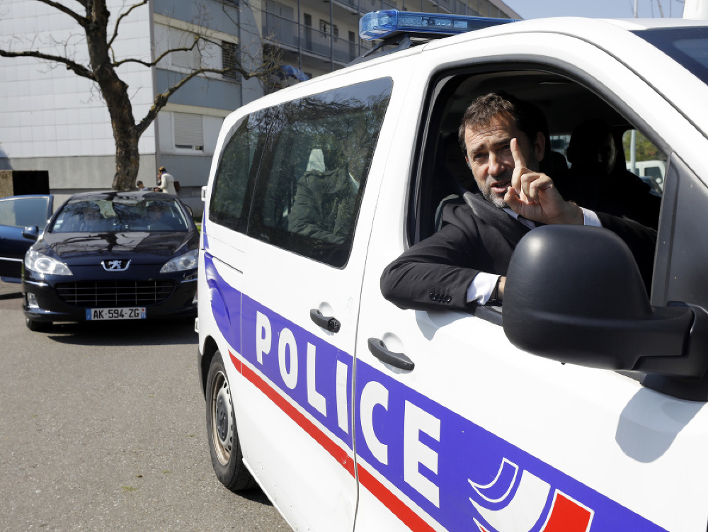 Christophe Castaner v policajnom aute