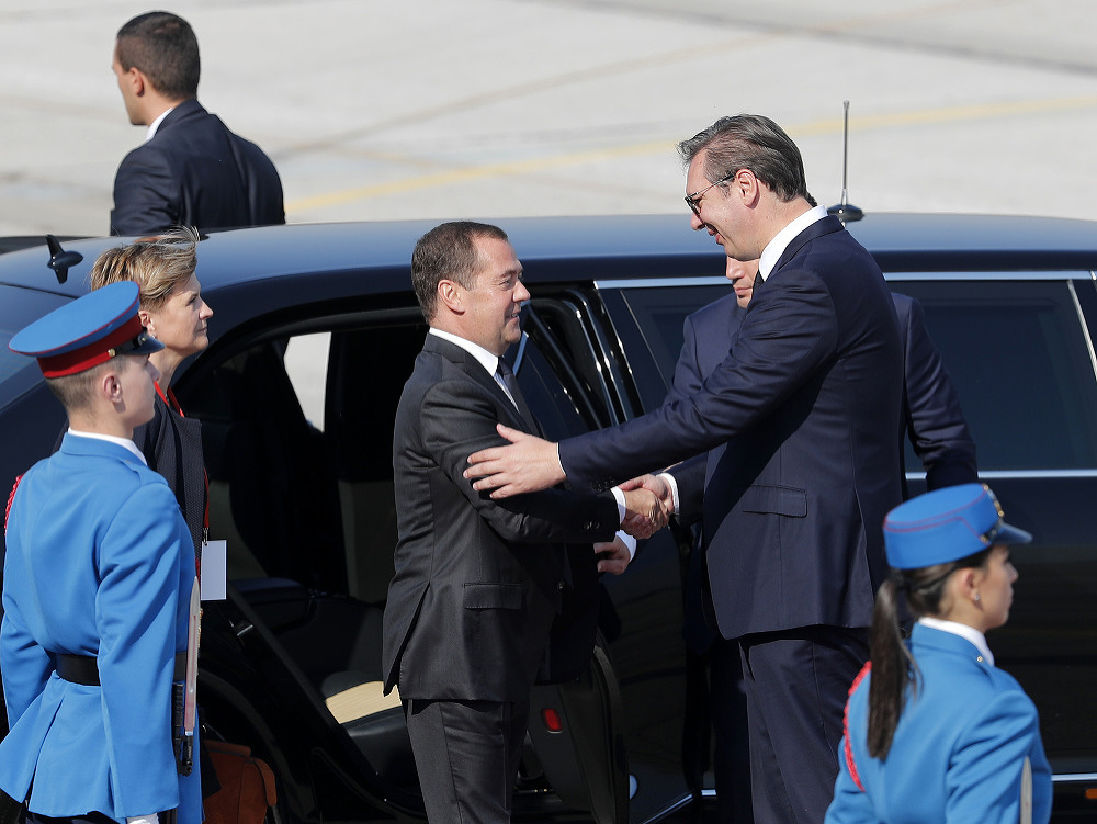Srbský prezident Aleksandar Vucic a ruský premiér Dmitrij Medvedev