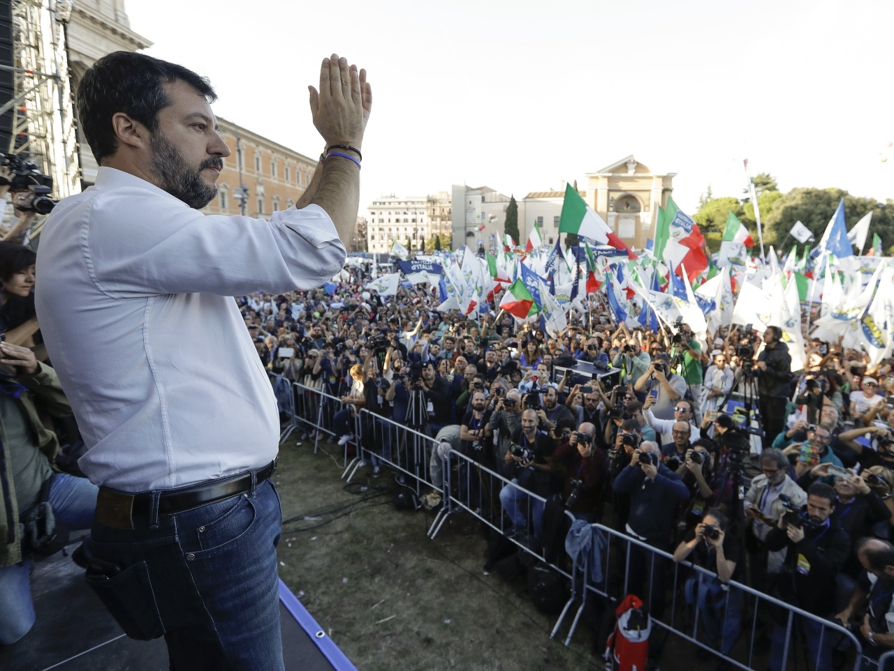 Na výzvu bývalého talianskeho ministra vnútra Mattea Salviniho sa v sobotu v Ríme zišlo vyše 100-tisíc ľudí.