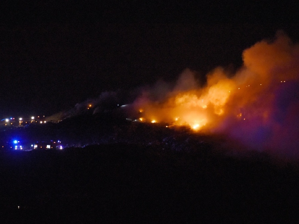 Takmer 30 hasičov zasahuje pri požiari skládky v Trnave