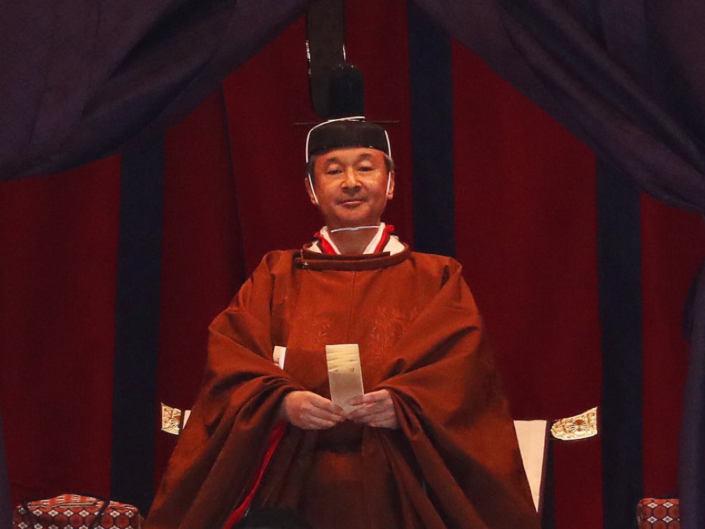 Cisár Naruhito oficiálne zasadol na trón