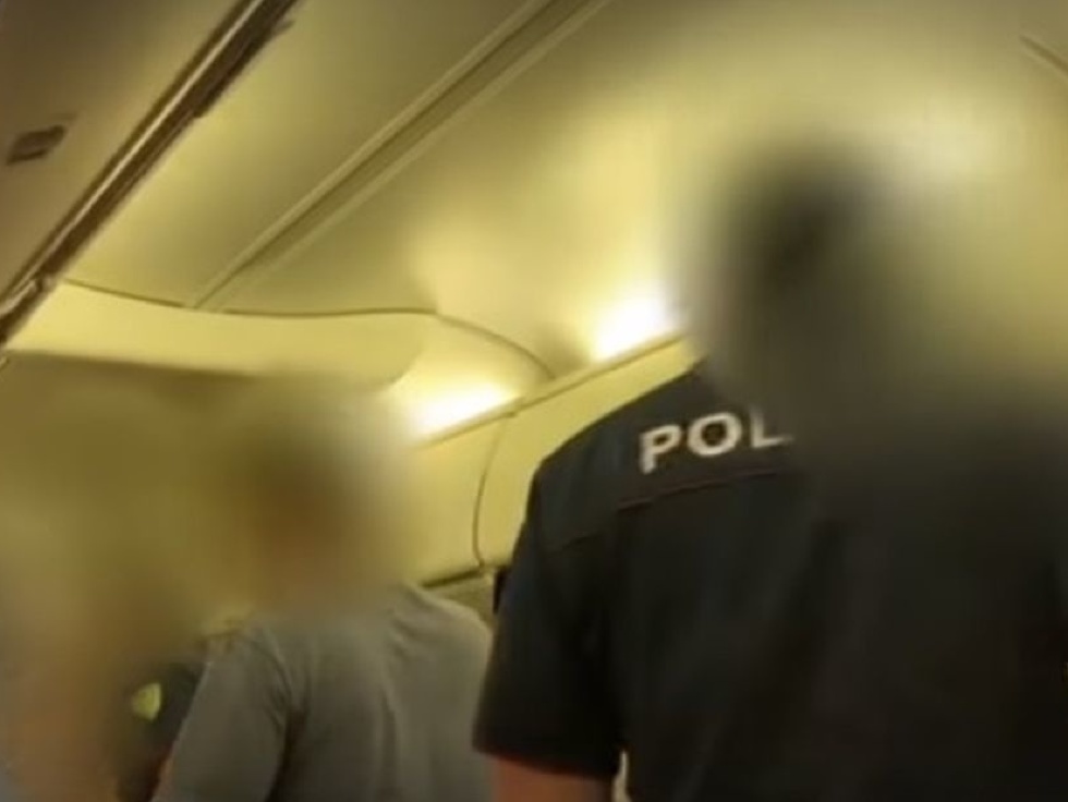 Polícia muža vyviedla z lietadla