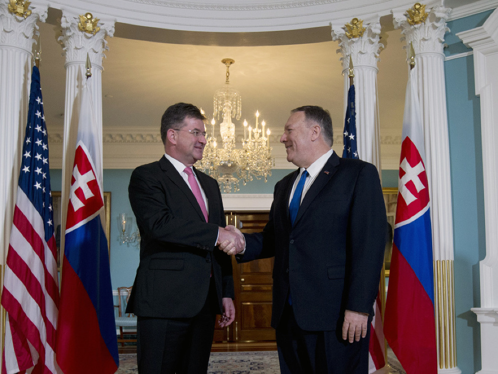 Na snímke sprava šéf americkej diplomacie Mike Pompeo víta podaním ruky slovenského ministra zahraničných vecí a európskych záležitostí Miroslava Lajčáka