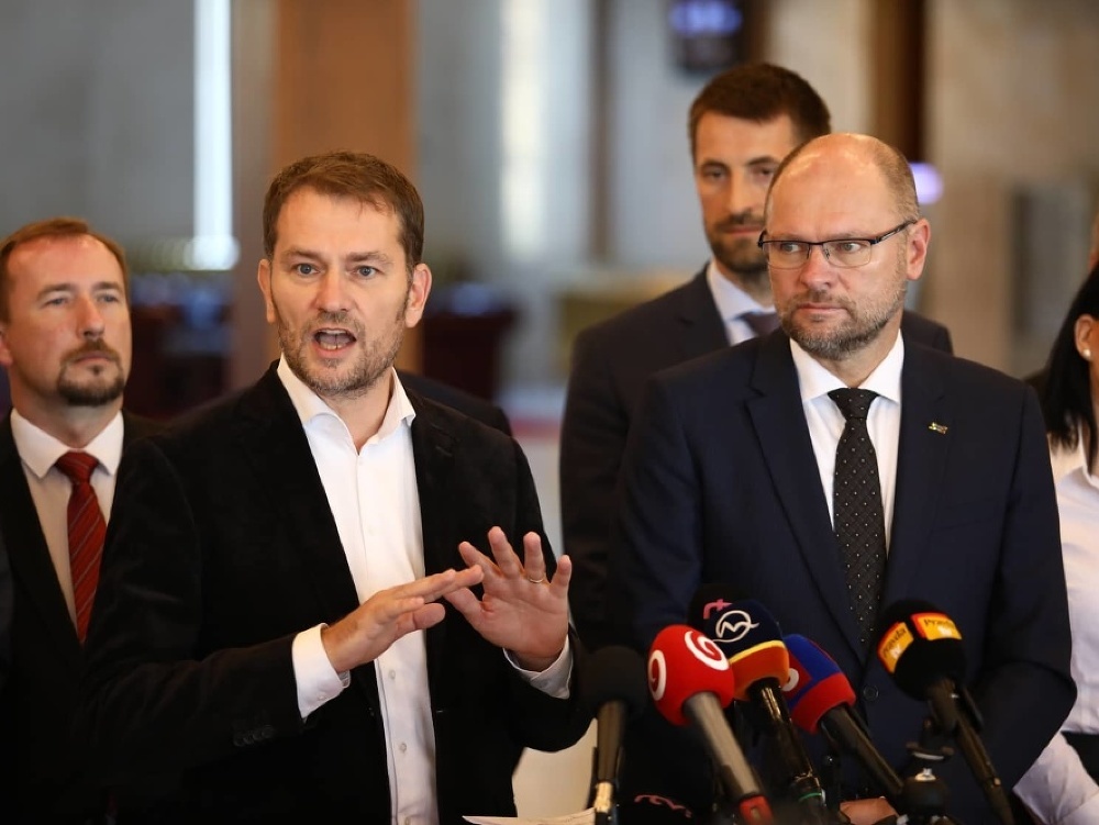 Opozícia po zverejnení údajných správ Mariana Kočnera s Martinom Glváčom vyzývajú podpredsedu NR SR na odchod