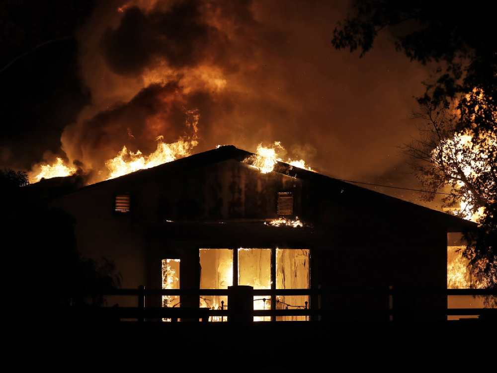 Kaliforniu naďalej sužujú ničivé požiare