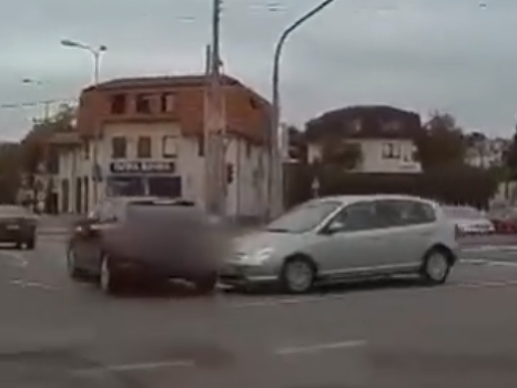 Nehoda na križovatke v Bratislave. 