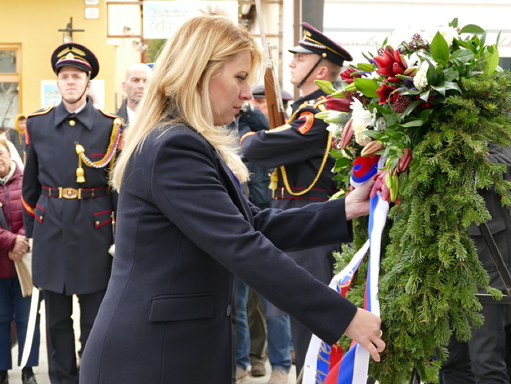 Na snímke prezidentka SR Zuzana Čaputová kladie veniec k pamätnej tabuli Martinskej deklarácie v Martine 
