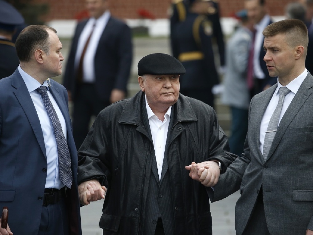 Michail Gorbačov (v strede)