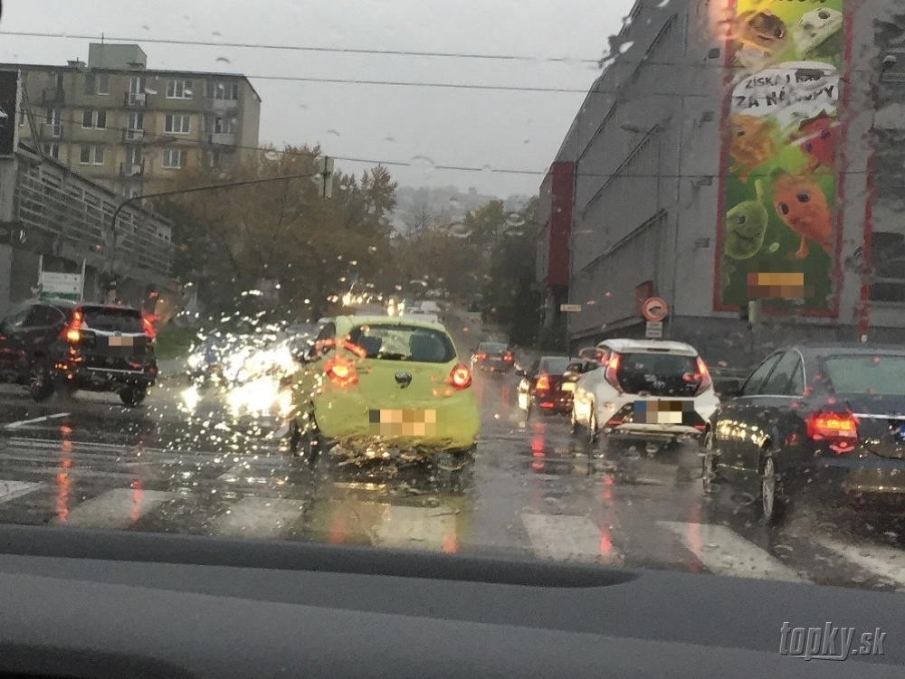 Dopravu v hlavnom meste komplikuje dážď.