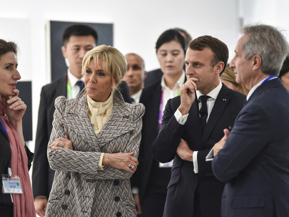 Francúzsky prezident Emmanuel Macron (druhý sprava) a jeho manželka Brigitte Macronová v utorok slávnostne otvoril  pobočku Pompidouovho centra. 