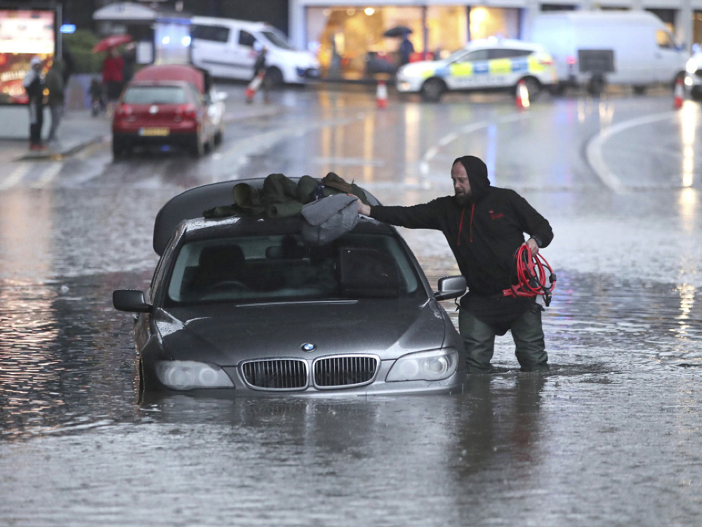 Záplavy v severnom a strednom Anglicku si vyžiadali evakuácie budov