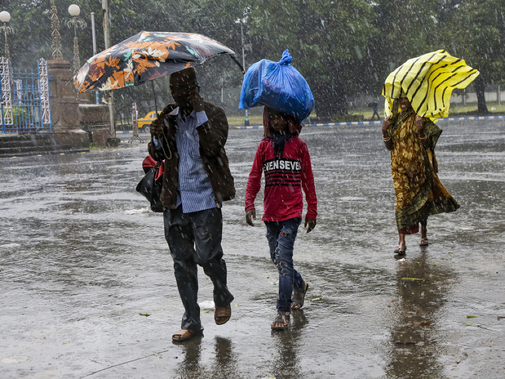 Cyklón Bulbul zasiahol silným vetrom a prívalovými dažďami pobrežia Indie a Bangladéša.
