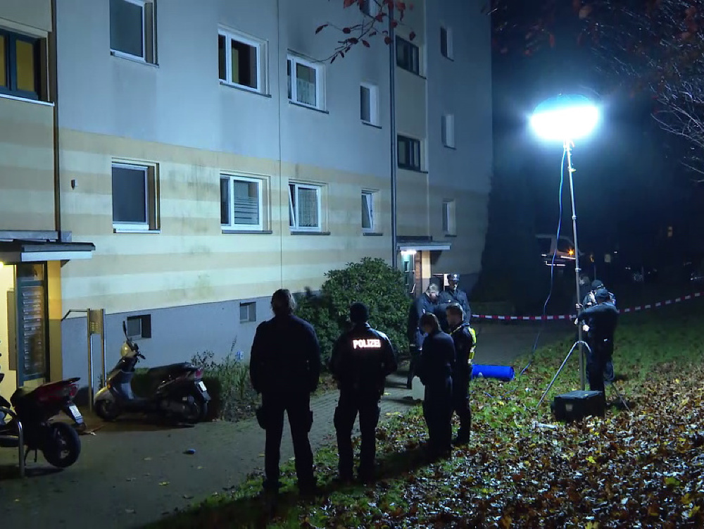 Na snímke policajti stoja pred bytovkou, kde našli mŕtvolu