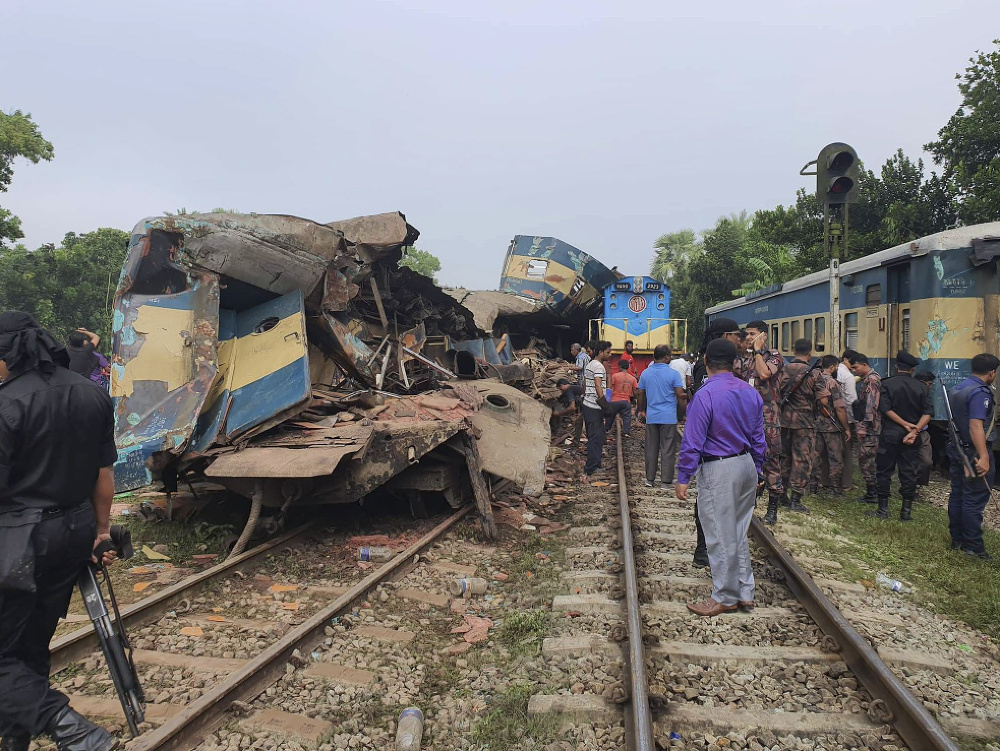Zrážku vlakov neprežilo 15 ľudí