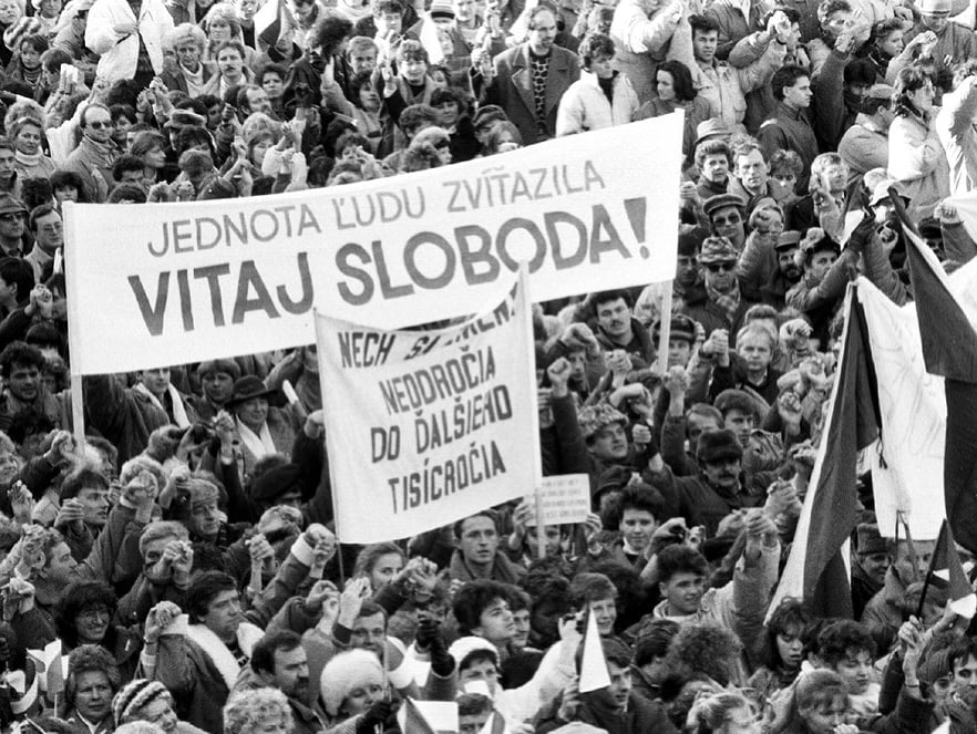 Desaťtisíce obyvateľov Banskej Bystrice a okolia vyjadrili 27.novembra 1989 na Námestí SNP v Banskej Bystrici svoju podporu generálnemu štrajku.